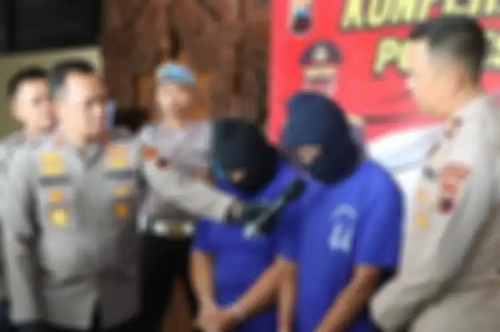 NG (30) dan istrinya, NP (27) warga Kecamatan Pakisaji, Jepara yang memaksa siswi SMA berusia 17 tahun untuk melakoni threesome dihadirkan saat jumpa pers di Mapolres Jepara, Selasa (13/6/2023).