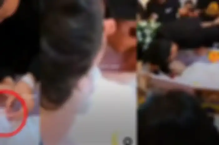 Andre menangis pilu saat memakaikan cincin ke tangan calon istrinya, Delishabeeh F Sarinda.