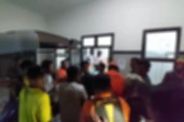 Jenazah pendaki Gunung Lawu tiba di Puskesmas Jenawi Kabupaten Karanganyar, Minggu (25/6/2023) malam. 