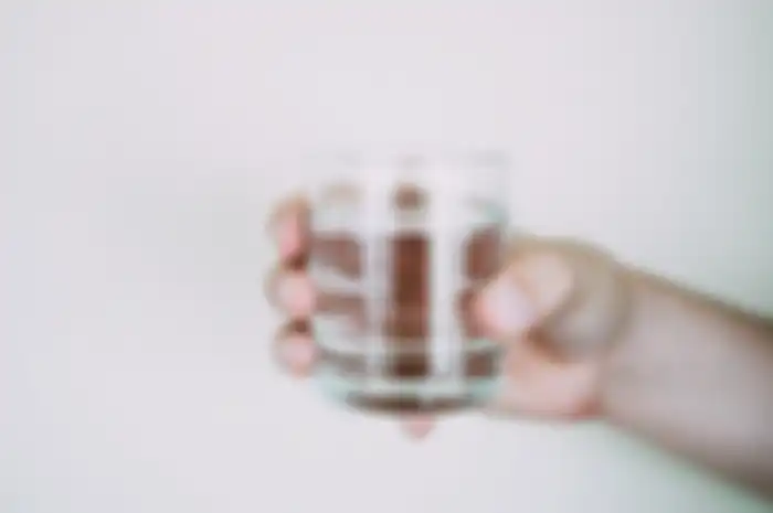 Dehidrasi bisa dialami oleh siapa saja, terlebih seseorang yang kurang minum air putih hingga beraktivitas berat.