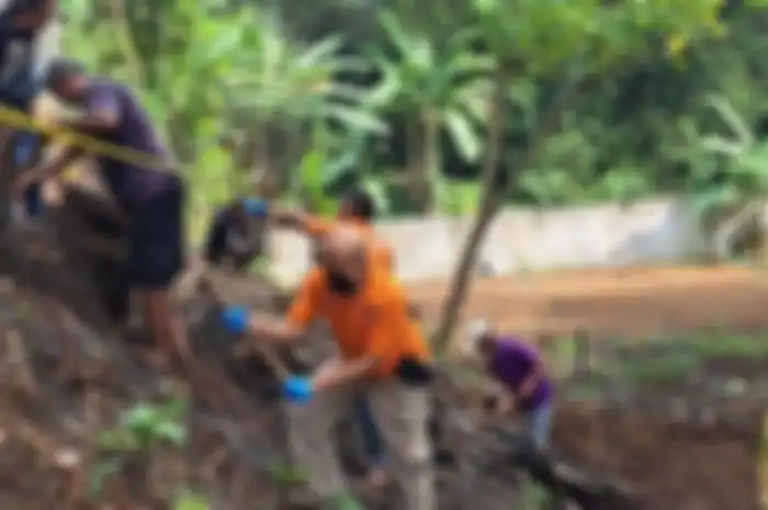 Tim Inafis Satreskrim Polresta Banyumas saat melakukan penggalian di lokasi penemuan dugaan kerangka bayi korban aborsi di RT 1 RW 4 Kelurahan Tanjung, Purwokerto Selatan, Kabupaten Banyumas, Kamis (22/6/2023). 
