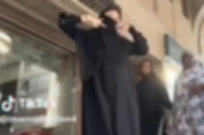 Viral di TikTok gadis bercadar joget di jalanan Kota Mekkah