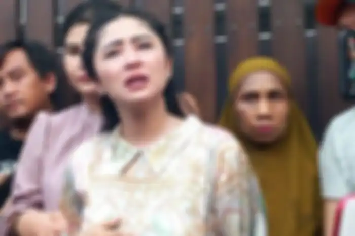 Pedangdut Dewi Perssik bertemu Malkan, Ketua RT 06/04 Lebak Bulus, Cilandak, Jakarta Selatan, Kamis (29/6/2023) sore. 