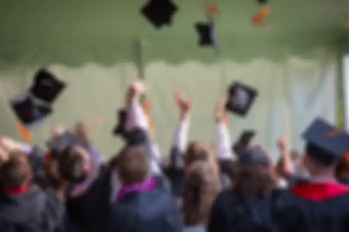 Momen wisuda tersebut viral di TikTok setelah mahasiswi yang lulus sedih karena tidak didampingi kedua orang tuanya yang sedang naik haji.