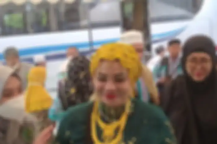 Suarnati Daeng Kanang (46), adalah salah satu jemaah haji perempuan asal embarkasi Makassar yang tampilannya paling mencolok dengan balutan emas di tubuhnya.