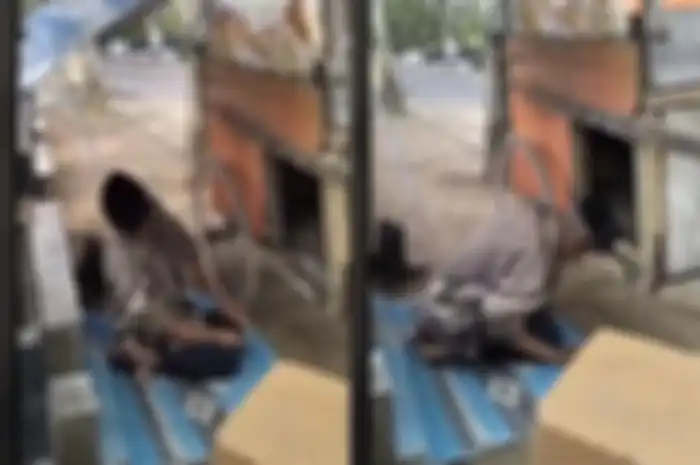 Viral di TikTok, kakek khusyu laksanakan ibadah salat di samping gerobak