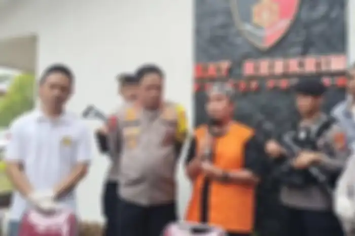 Ustas Zulfikar saat menyampaikan permohonan maaf kepada seluruh masyarakat saat konferensi pers di Mapolres Polman, Jl Ratulangi, Pekkkabata, Polman, Selasa (10/7/2023). 