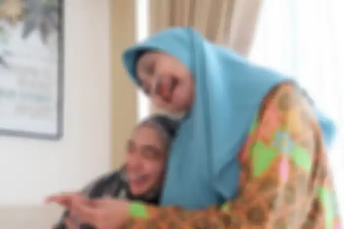 Artis Ria Ricis mengungkapkan kondisi kesehatan sang ibu, Yunifah Lismawati, yang drop saat menjalani ibadah haji di Arab Saudi.