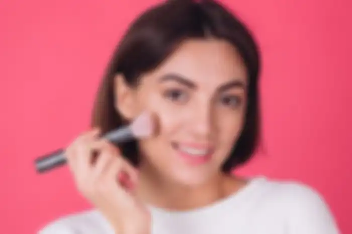 Ilustrasi pemakaian blush on. 