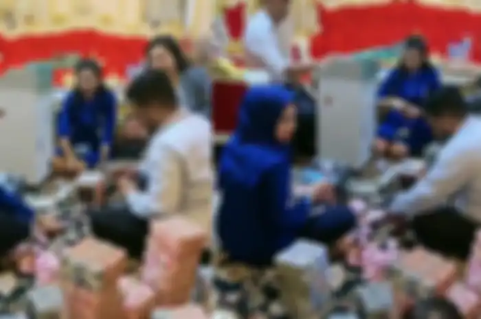 Petugas bank datang hitung setoran tabungan Mira Hayati