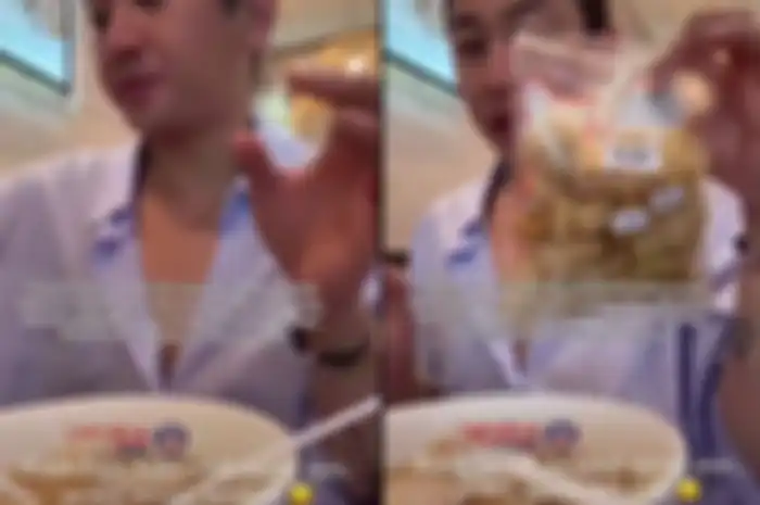 Jovi Adhiguna memamerkan kerupuk babi yang ia beli di bandara dan dimakan di resto bersertifikasi halal.
