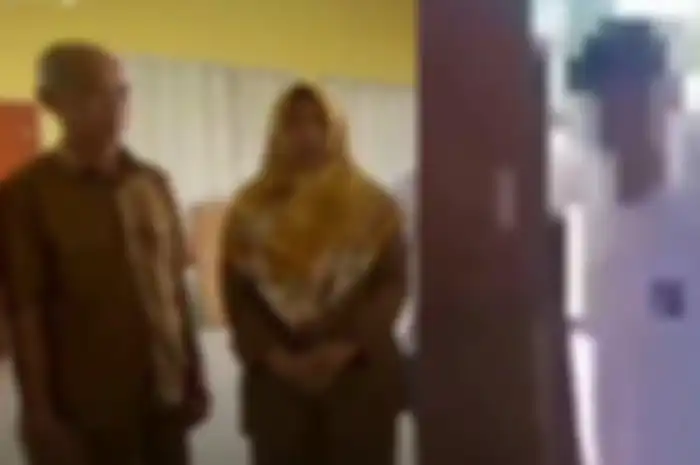 Seorang siswa SD membentak gurunya tapi sang tenaga pendidik justru yang minta maaf.