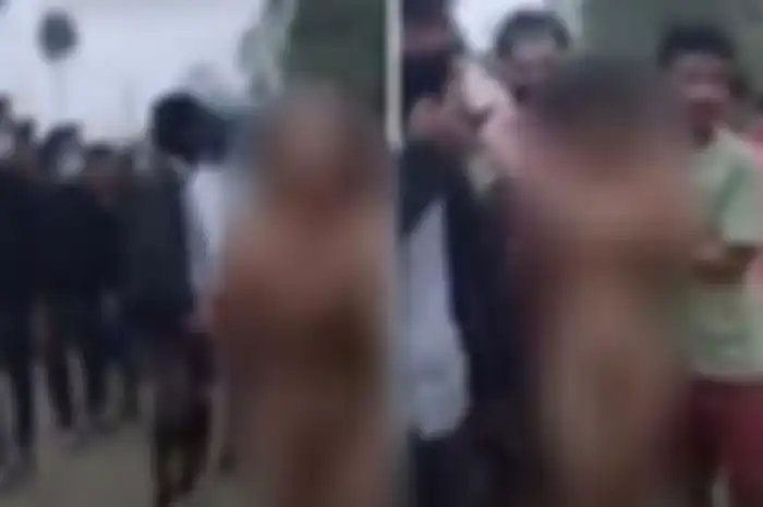 Tangkapan layar video viral dua orang wanita diarak dalam kondisi bugil dan diperkosa massal sekumpulan pria di wilayah Manipur, India.