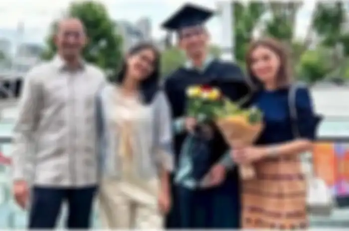 Momen Izzat Assegaf, putra Najwa Shihab wisuda. 