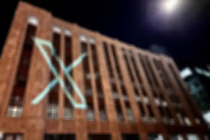 Logo X di gedung Twitter