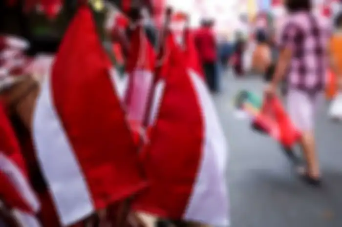Suasana penjualan pernak pernik aksesoris kemerdekaan RI di Pasar Jatinegara, Jakarta Timur, Rabu (14/8/2019).