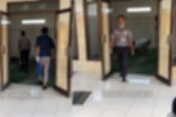 Orang sekitarnya pun mulai merasa khawatir sekaligus penasaran dengan pria tersebut.
