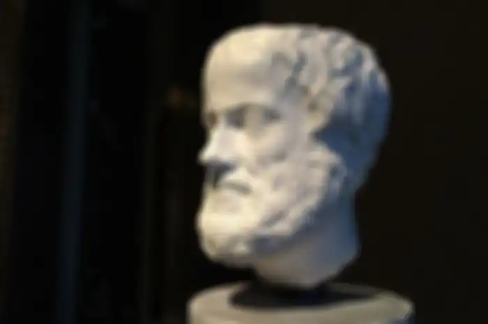 Aristoteles adalah filsuf Yunani yang merupakan murid dari Plato dan guru dari Alexander Agung.