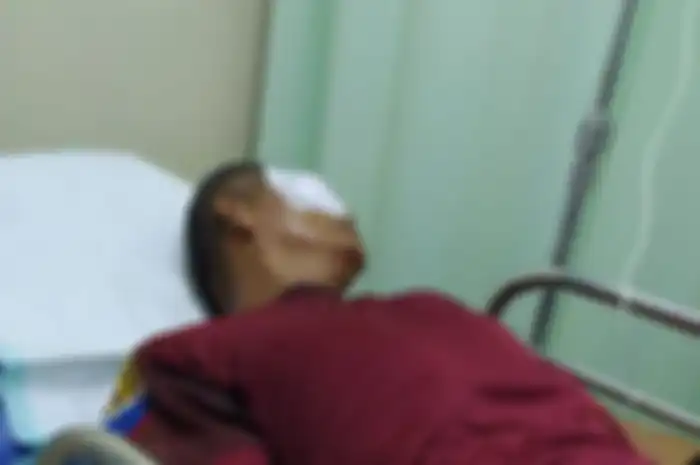 Zaharman (58) Guru SMAN di Rejang Lebong korban penganiayaan saat mendapat perawatan intensif di Rumah Sakit Ar Bunda Kota Lubuklinggau usai diketapel wali murid, Selasa (1/8/2023).