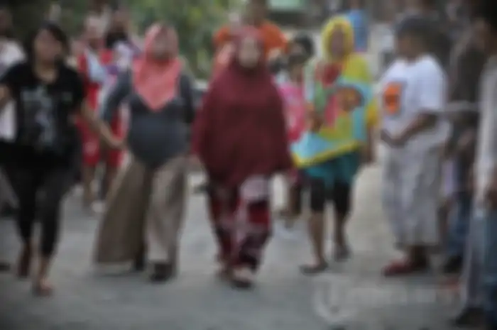 Sejumlah Ibu rumah tangga (IRT) mengikuti lomba lari kelereng di kawasan Paropo Makassar, Selasa (14/8). Lomba tersebut dalam rangka menyemarakkan perayaan HUT ke-72 Kemerdekaan ke-72 RI.