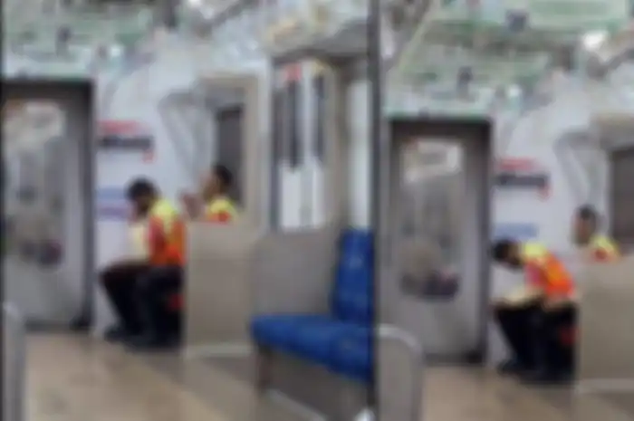 Dua petugas KRL jalankan salat saat bertugas.