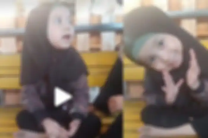 Melalui video viral di TikTok, balita perempuan tersebut turut mengikuti lantunan Al Quran yang dibaca sang ibu dengan fasih.