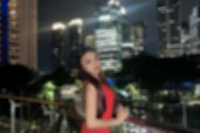 Pesona Naura Ayu pakai dress merah