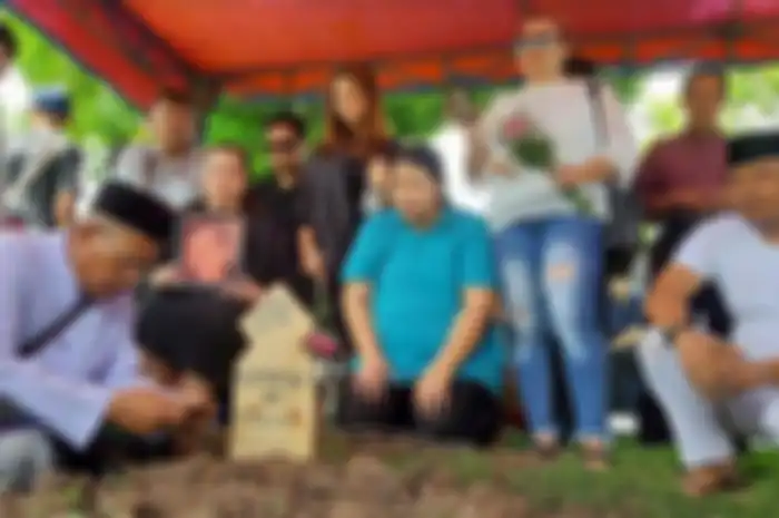 Prosesi pemakaman Johny Indo