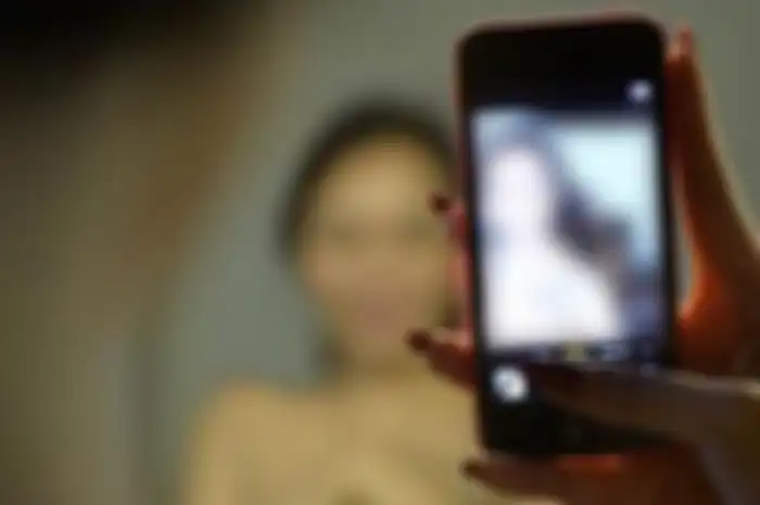 ilustrasi foto tanpa busana