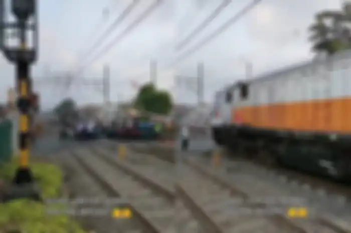 Viral di TikTok kereta api 'ngalah' demi pengguna jalan.