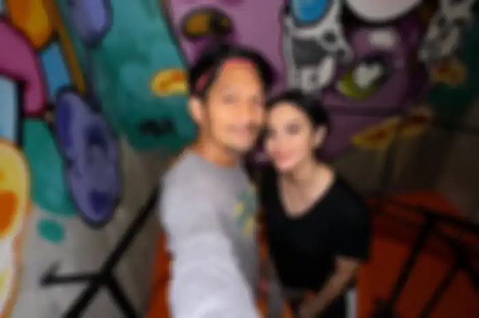Tak masalah dianggap bucin, Ririn Ekawati mengakui tidak bisa lama jauh dari suami hingga sering datang ke lokasi syuting Ibnu Jamil.