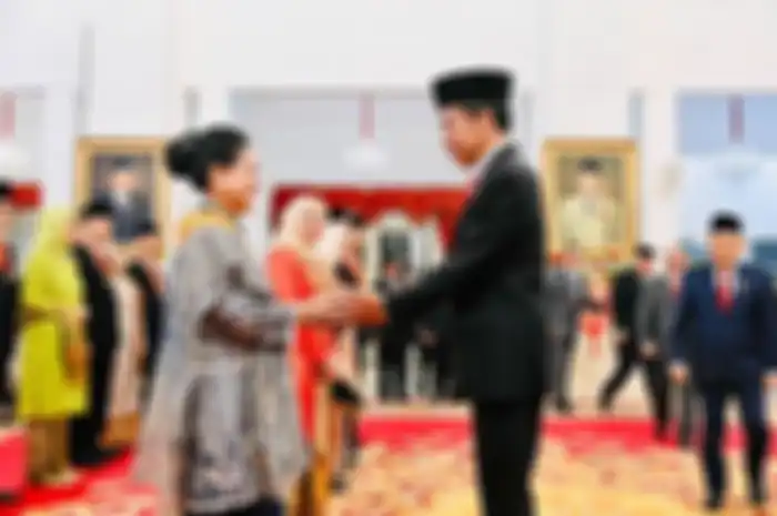 Presiden Jokowi terlihat salah tingkah atau salting ketika Ibu Negara yang merupakan sang istri mencium tangannya.