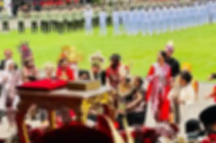 Terlihat beberapa tamu undangan ikut mengiringi penampilan Farel Prayoga dengan lagu Ojo Dibandingke saat upacara Hari Kemerdekaan Indonesia 17 Agustus 2022 di Istana Merdeka. 