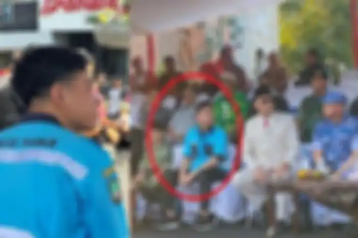 Gibran Rakabuming pakai baju petugas parkir