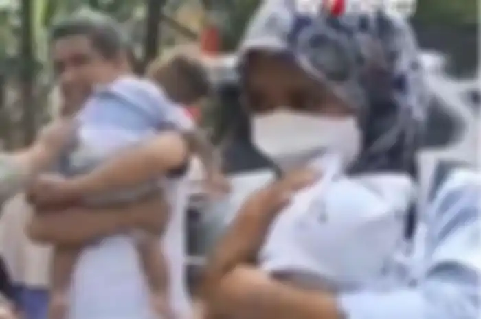 Sikap Ibu D (kanan) dengan Siti Mauliah dan suami (kiri) jelang menjalani tes DNA bayi tertukar tuai sorotan. Tak sesantai Siti Mauliah dan suami, ibu D terlihat cemas dan memeluk erat sang bayi sebelum dites DNA.