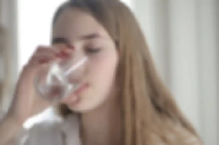 Viral di TikTok aksi larangan langsung minum air setelah makan yang menuai komentar dari dokter.