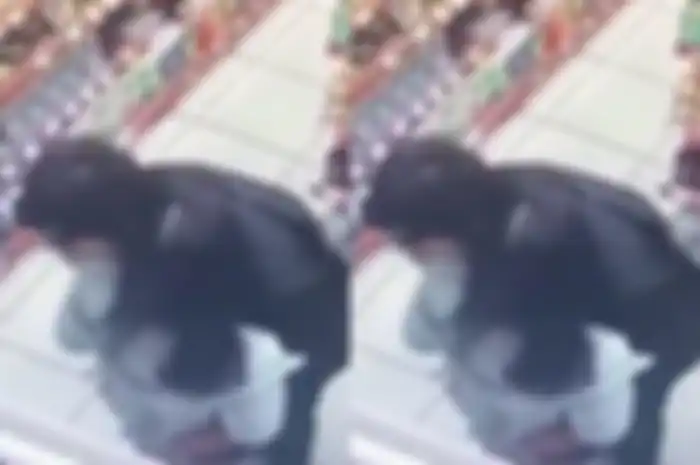 Sepasang kekasih berbuat asusila di minimarket.