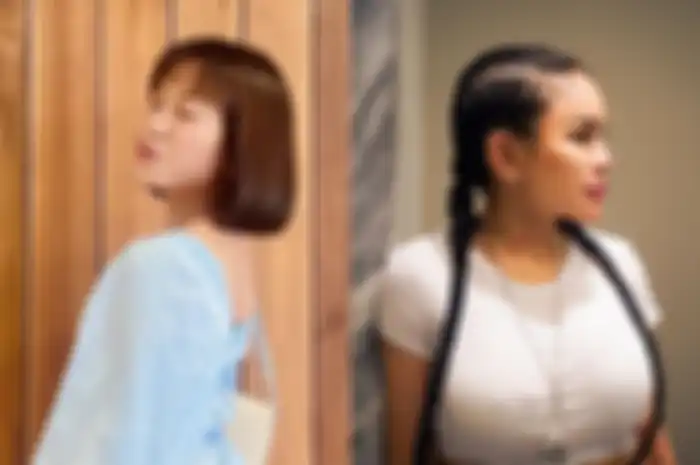 Saat melakukan siaran langsung di TikTok, Lolly buka suara saat wajahnya disinggung lebih tua dari Nikita Mirzani.