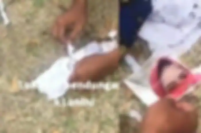 Pria di Gobogan menemukan bungkusan kain putih mirip pocong berisi foto wanita. Videonya tersebar luas di media sosial dan menjadi viral.