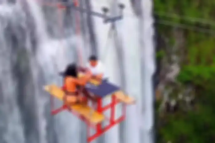 Christianna Hurt dan OnPointLikeOp menikmati wahana makan minum di atas air terjun.
