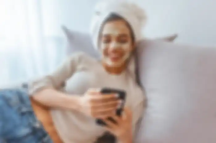 Ilustrasi memakai skincare penuaan dini