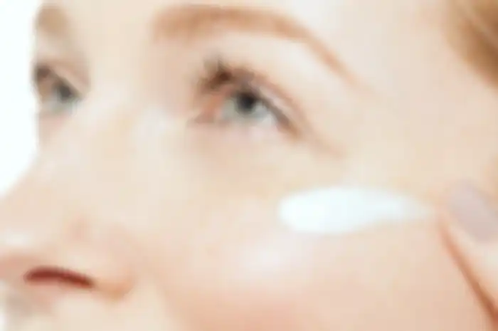 Ilustrasi memakai eye cream