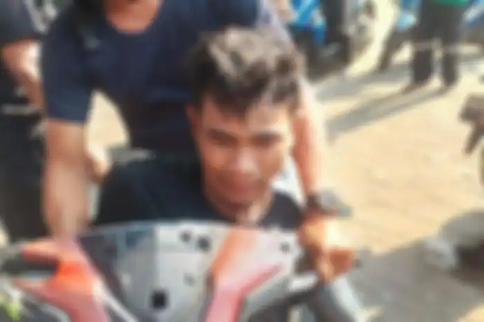 Maling motor kepergok beraksi di Jalan Ancol Timur, depan Gerbang Carnaval Ancol, Pademangan, Jakarta Utara, Selasa (29/8/2023) 