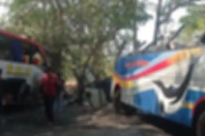 Bus Sugeng Rahayu dan Eka terlibat tabrakan adu banteng di Geneng, Ngawi, Jawa Timur, Kamis (31/8/2023) pukul 05.40 WIB. Kerasnya tabrakan dua bus ini tergambar dari atap bus Sugeng Rahayu yang copot. 