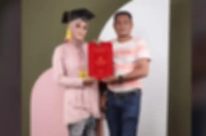 Wisudawan Aceh dengan sang ayah yang viral.