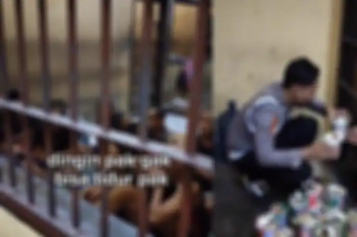 Viral polisi belikan mie instan untuk para tahanan gegara banyak yang ngeluh kedinginan.