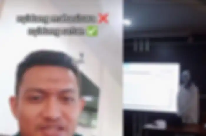 Mahasiswa kenakan kostum setan saat sidang skripsi.
