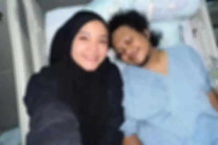 Babe Cabita dirawat di rumah sakit karena DBD, didampingi sang istri, Zulfati Indraloka. 