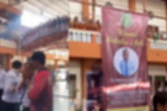 Guru SMA Muhammadiyah 1 Karanganyar nangis sesengukan diberi kejutan oleh murid-muridnya.