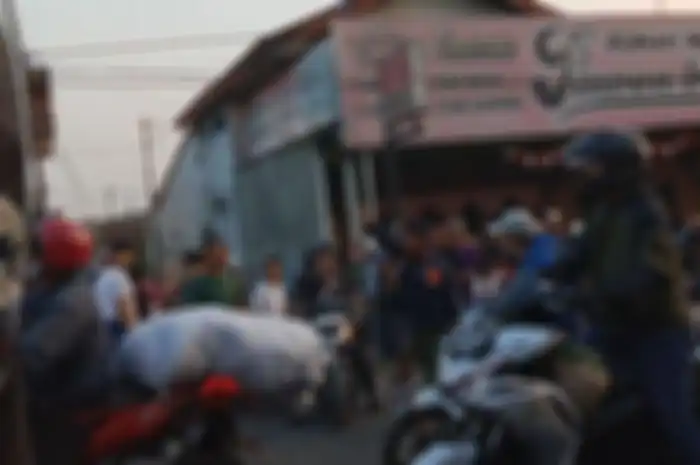 Situasi saat korban dievakusi dari bawah mobil akibat terlindas truk pada kecelakaan maut di Kampung Cikukulu, Desa Cisande, Kecamatan Cicantayan, Kabupaten Sukabumi, Minggu (3/8/2023). 